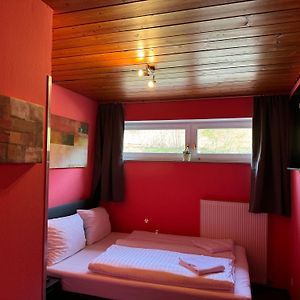 Kleines Zimmer mit Kingsize-Bett